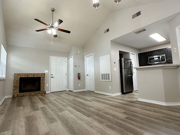 4th image of 963 Helmsley Ct #203