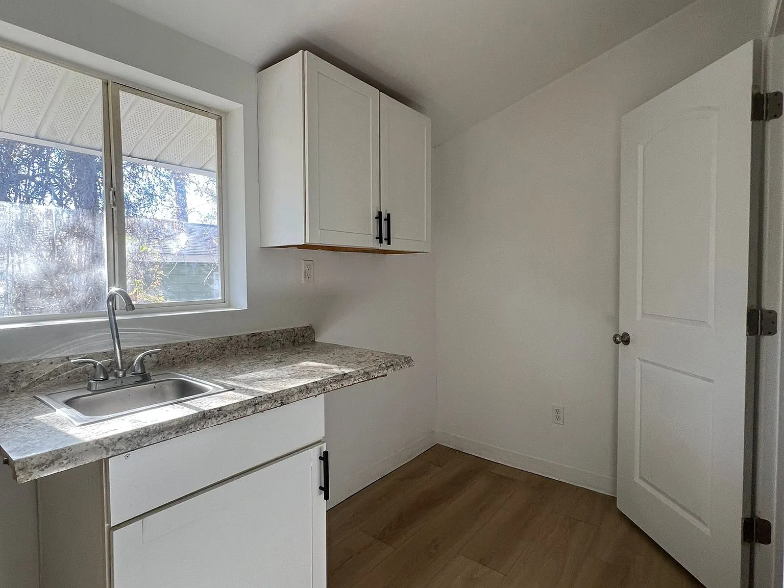 Studio, 1000 sqft, $900 — Photo 4