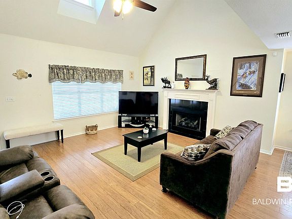 4th image of 9399 Woodland Dr