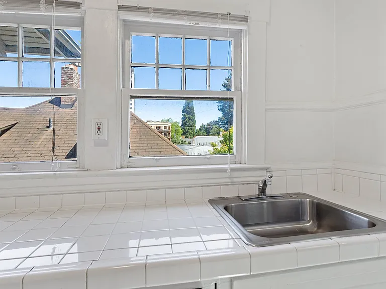 1 Bedroom with den close to SW! Walking distance to Providence Park! — Photo 8