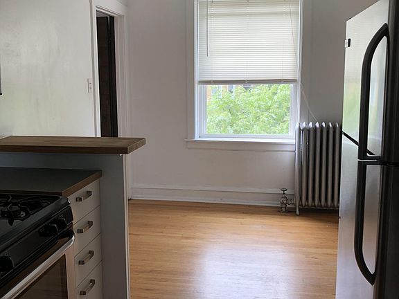 3rd image of 2610 W Montrose Ave APT 3S