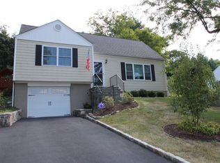 8 Haymont Ter, Briarcliff Manor, NY 10510