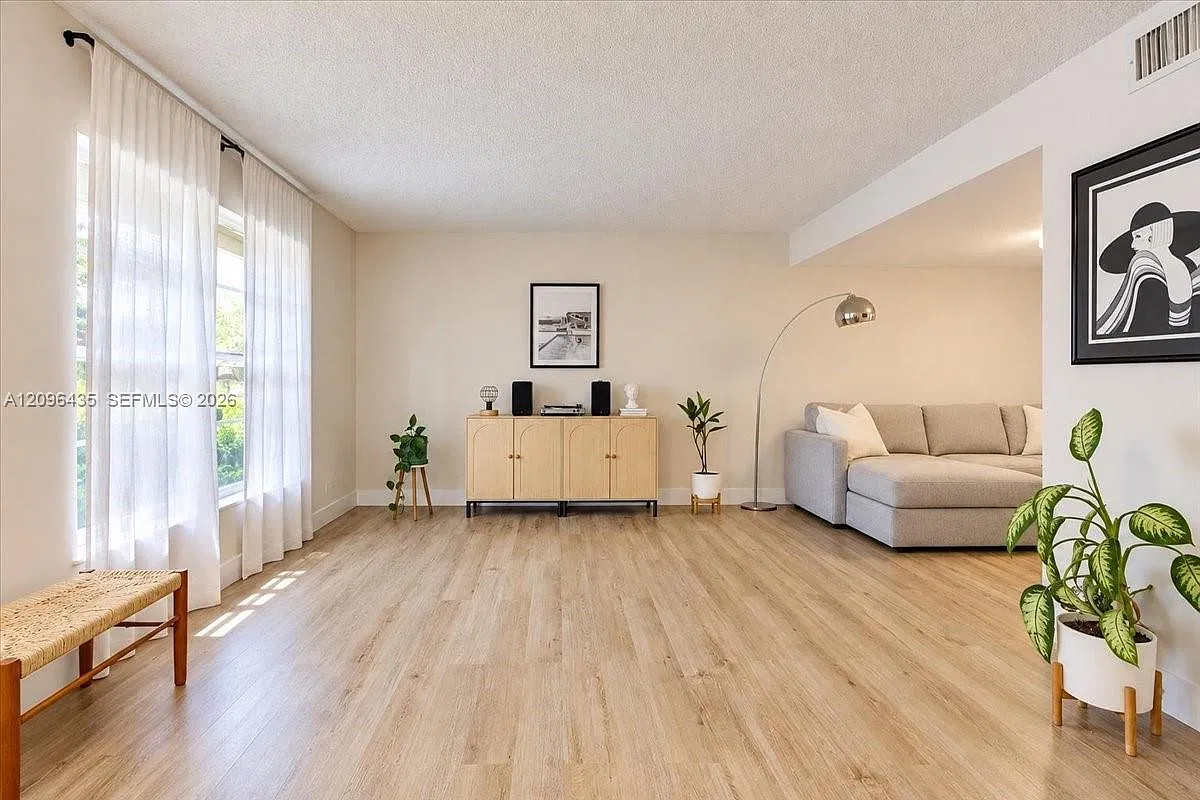 3 bed, 2.5 bath, 1420 sqft, $3,200 — Photo 2