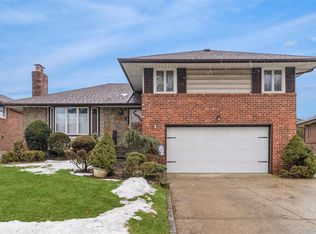 51 Edgewood Dr, New Hyde Park, NY 11040