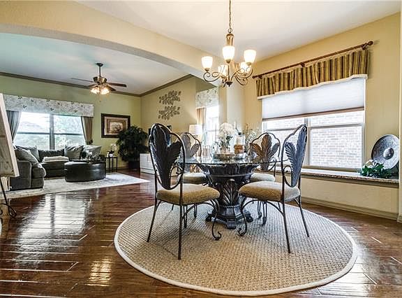 5th image of 819 McCall Dr