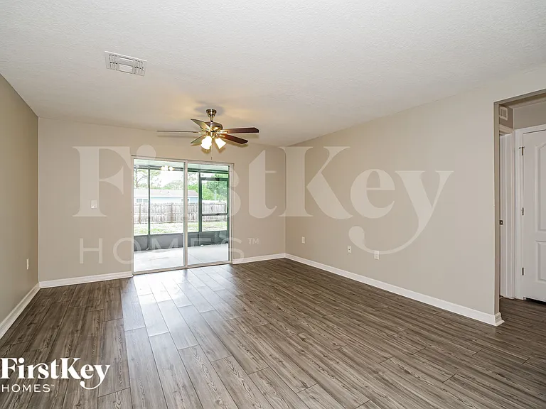 280 Edgevale Rd SE — Photo 2