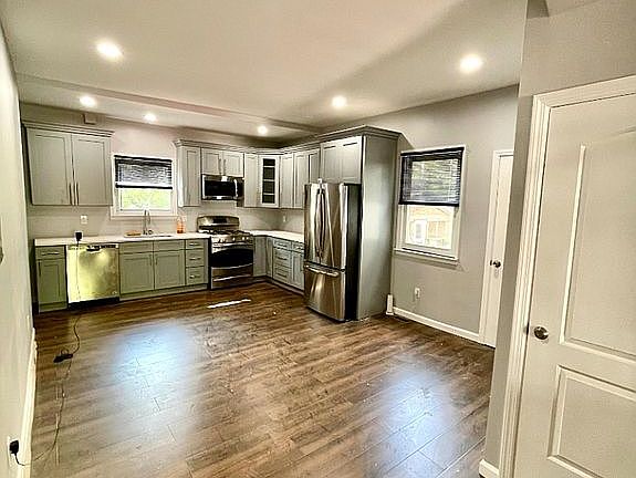 4th image of 65-67 Van Ness Pl #1