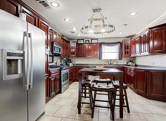 4th image of 1 Woodchase Ct