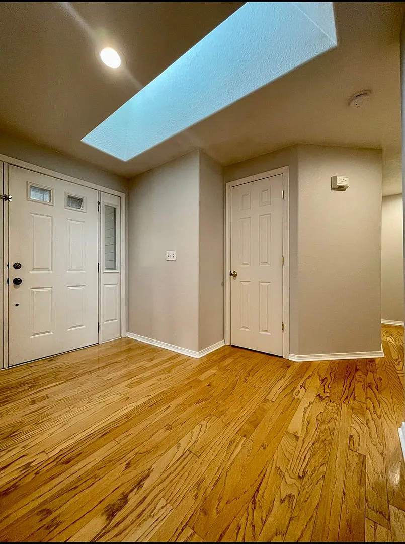 Don't Miss This West Linn Beauty! Formal Living Room~ Entertainer's Kitchen~ Double Fireplace~ La... — Photo 3