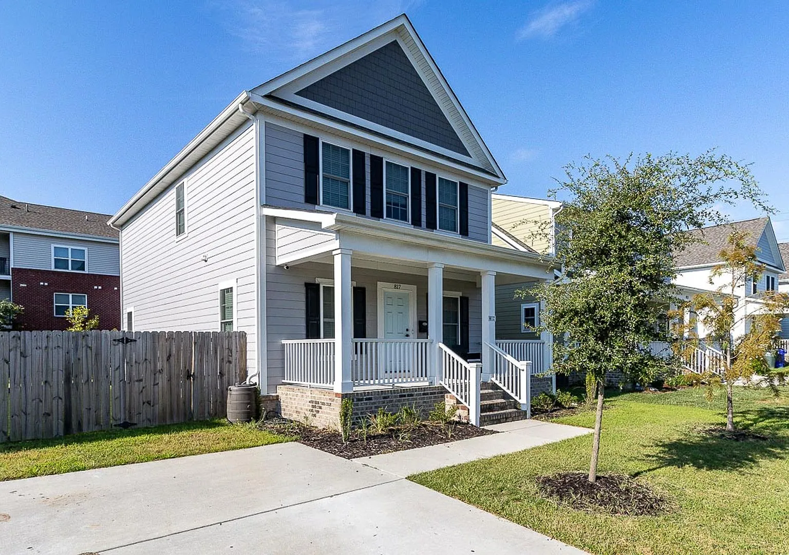 Stunning 3 bedroom, 2.5 bath home with a bright and open floor plan! — Photo 2