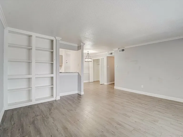Del Mar Apartments — Photo 25