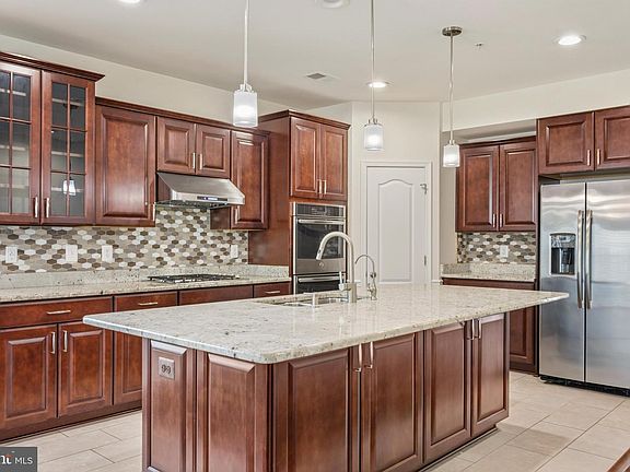 3rd image of 7976 Meridian Dr