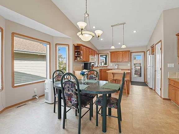 5th image of 193 Westgate Cres