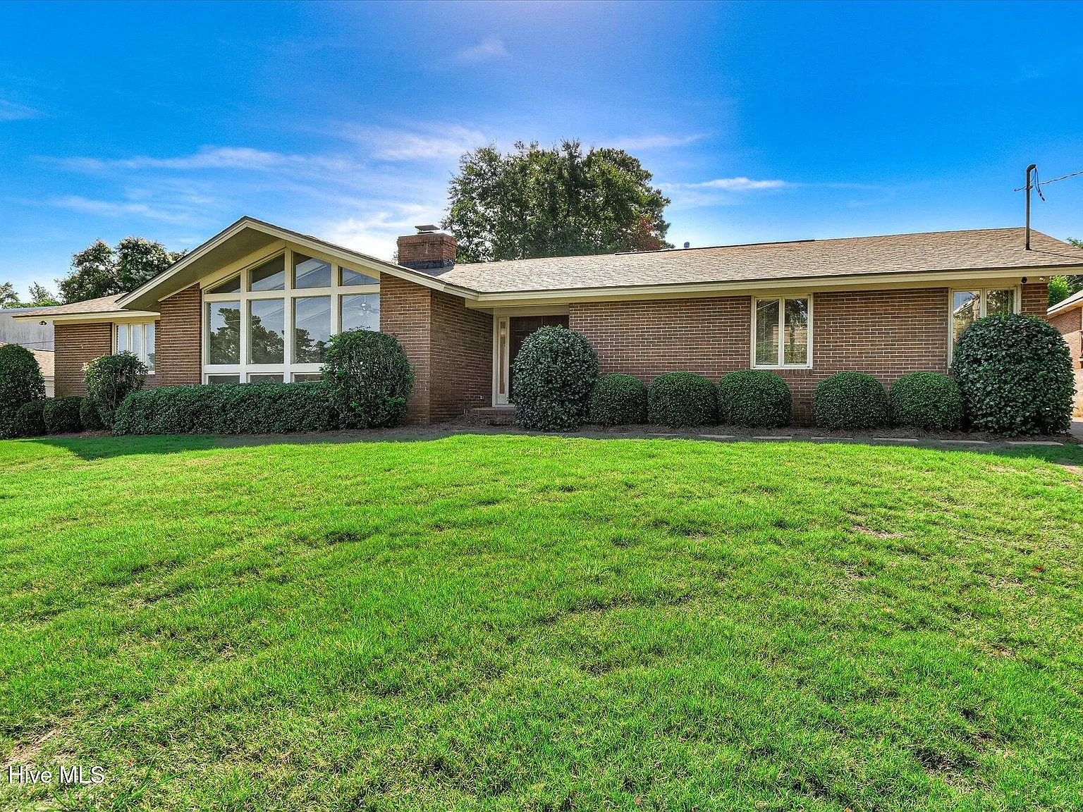 3 bed, 2.0 bath, 1805 sqft, $2,149 — Photo 2