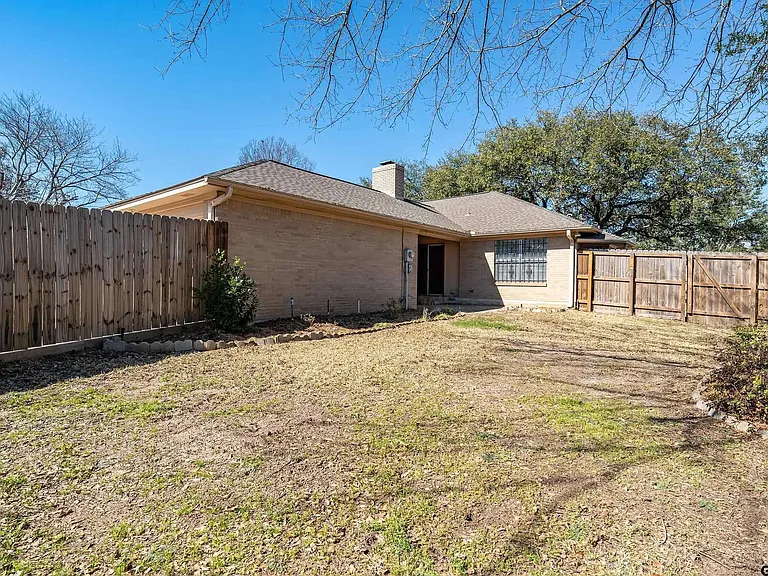 310 Carriage Dr — Photo 16