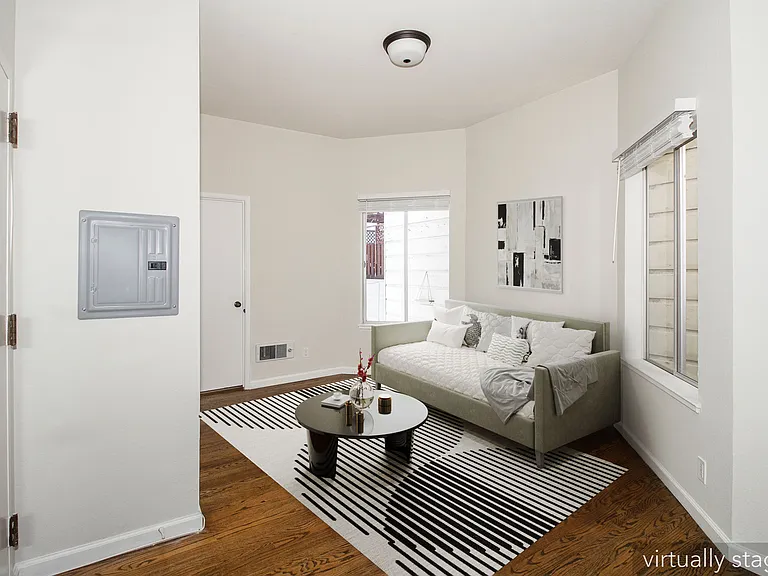 977 Pine St — Photo 14