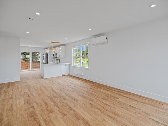 3rd image of 37 Evelyn St