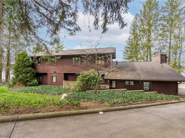 9707 Lakewood Dr NE, Mineral City, OH 44656