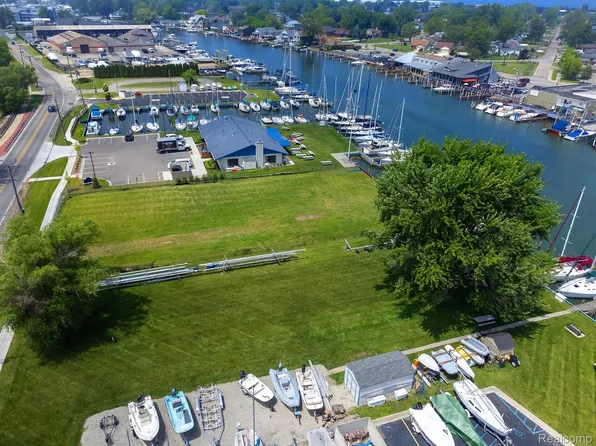 32091 S River Rd, Harrison Township, MI 48045