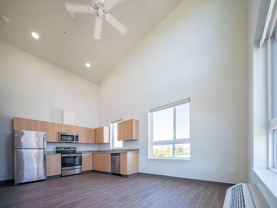 1st image of 990 Broadway St NE #425