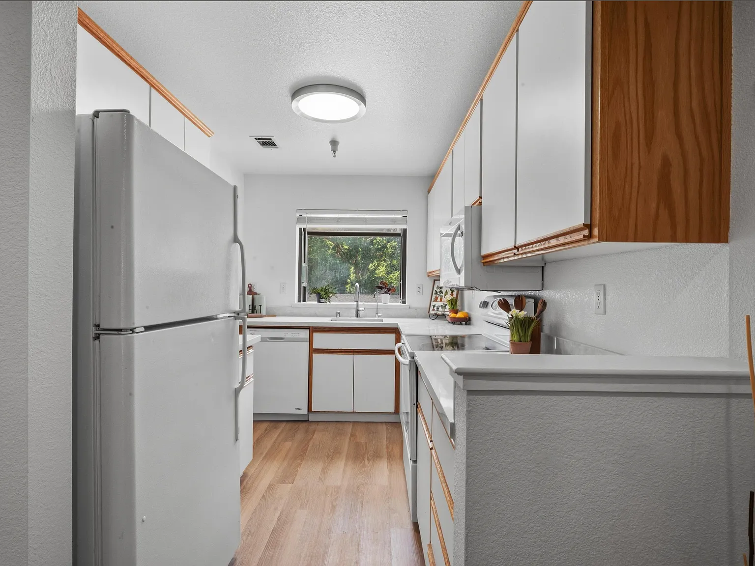 2 bed, 2.5 bath, 1168 sqft, $3,000 — Photo 3