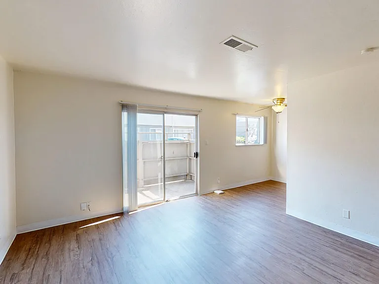 Bay Terrace — Photo 32