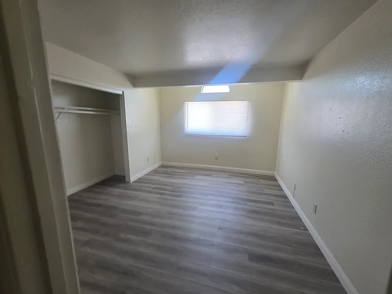 1420 E Date St — Photo 19