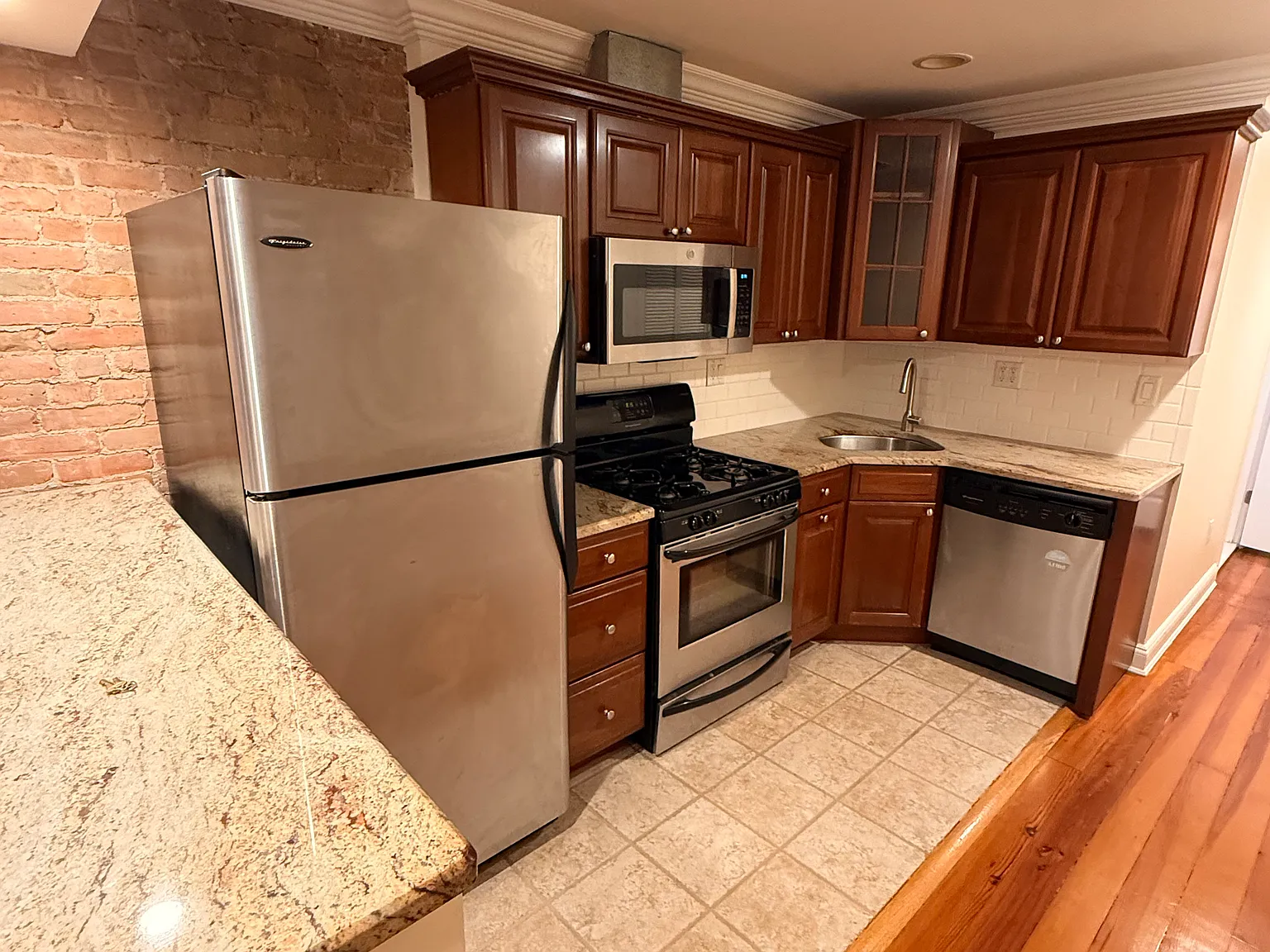 2 bed, 650 sqft, $2,800 — Photo 2