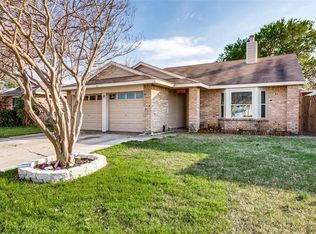 310 Blueleaf Dr, Arlington, TX 76018