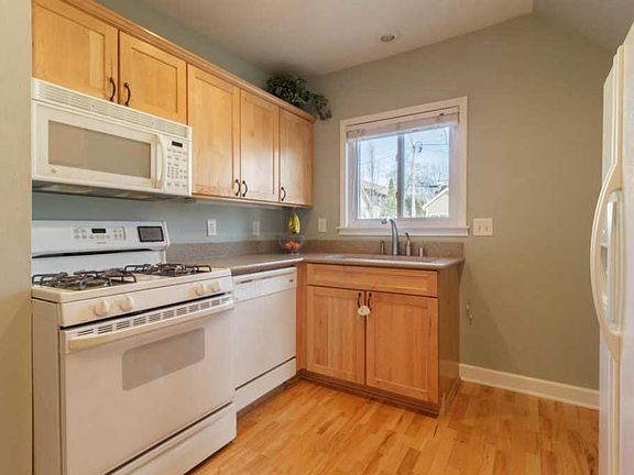 5th image of 808 E Lake Forest Ave