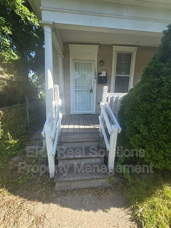 2 bed, 1.0 bath, 1107 sqft, $1,050 — Photo 3