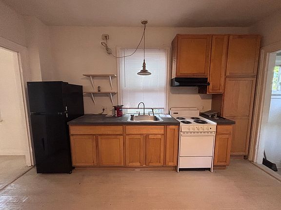 4th image of 711 China St