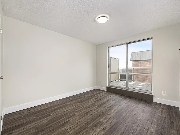 7280 Darcel Ave — Photo 12