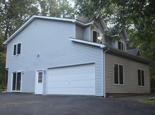 100 Comstock Dr, Hawley, PA 18428