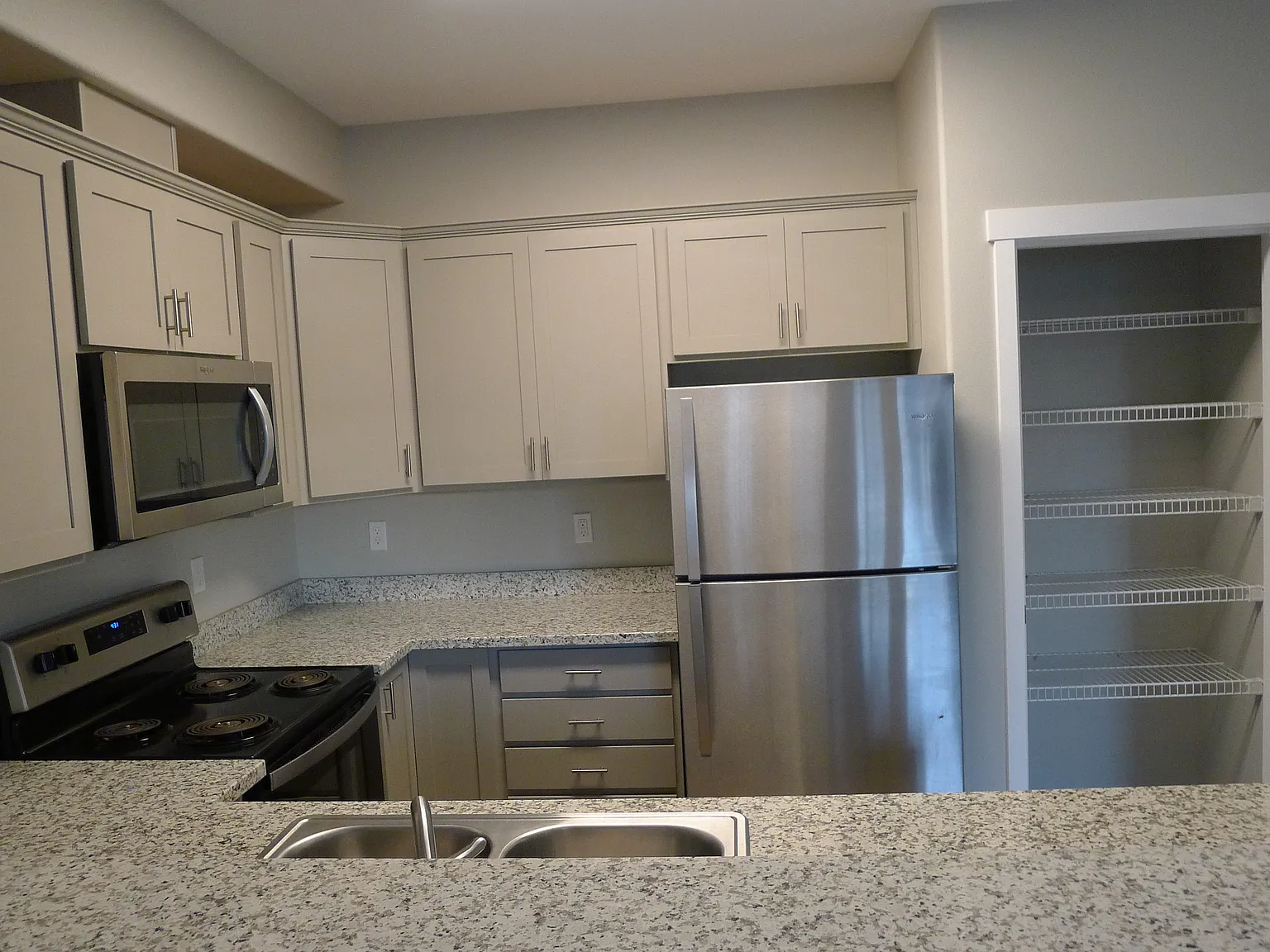 3 bed, 2.5 bath, 1300 sqft, $2,200 — Photo 4