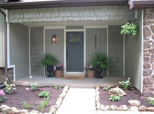 1105 E Oak Tree Ln, Springfield, MO 65810