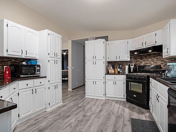 3rd image of 195 Blue Spruce Ln