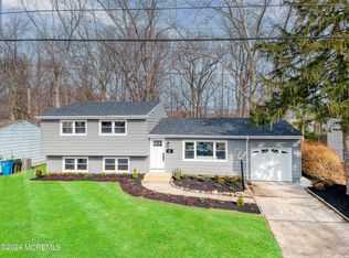 60 Annapolis Dr, Hazlet, NJ 07730