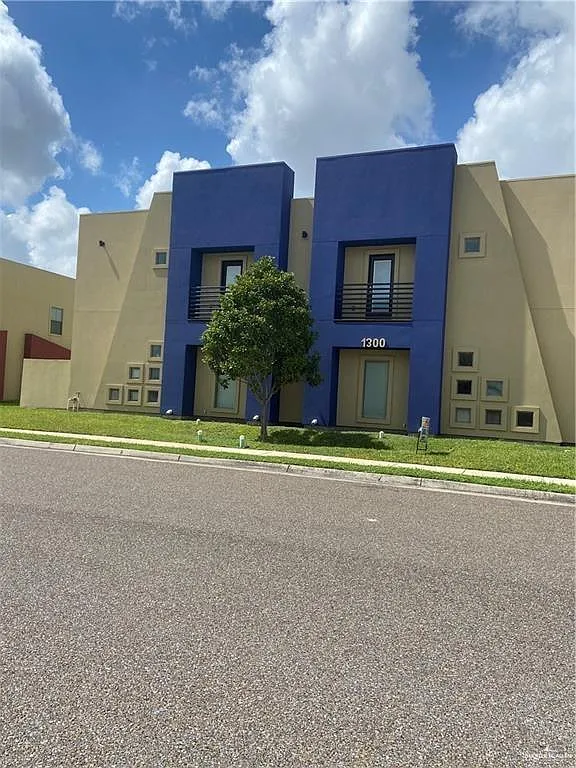 2 bed, 2.5 bath, 4740 sqft, $1,100 — Photo 1