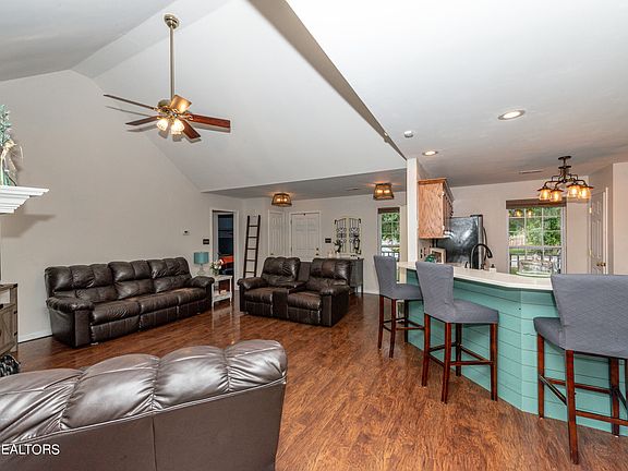 3rd image of 1602 Cavet Dr