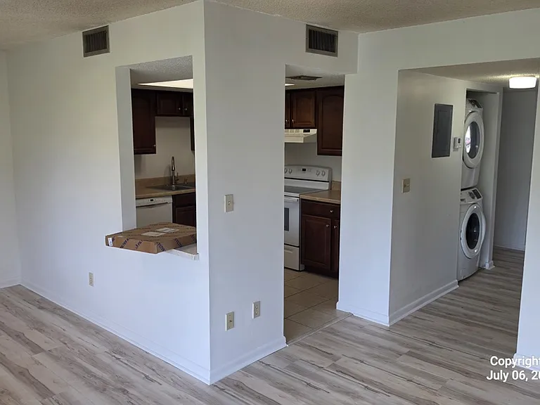 593 Fairways Cir — Photo 2