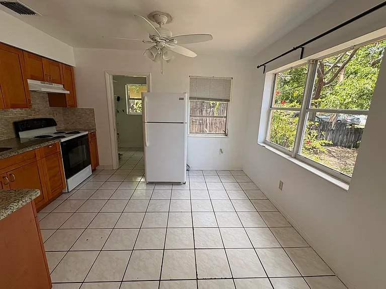 231 SW 8th St #1 — Photo 8