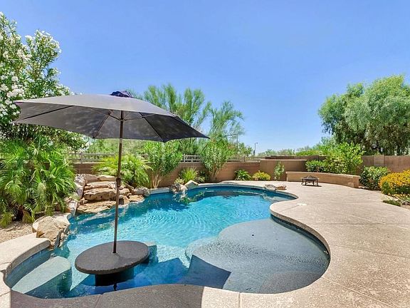 Sparkling pebble finish pool