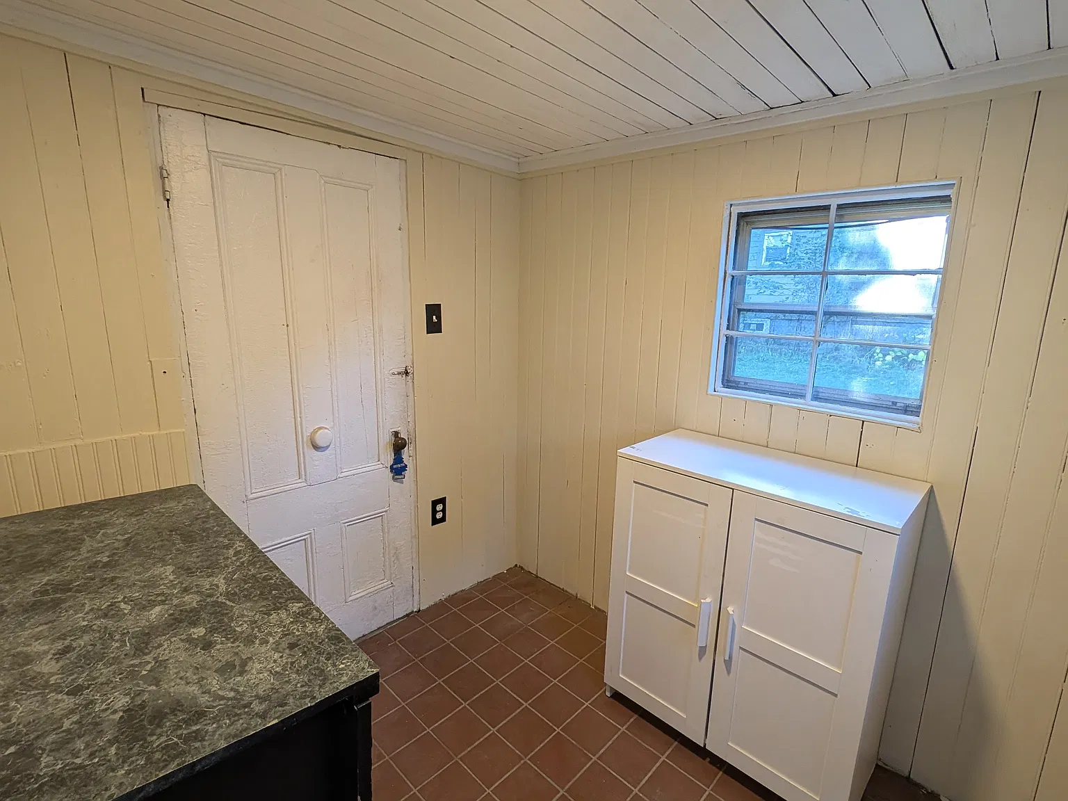 3 bed, 1200 sqft, $2,400 — Photo 2