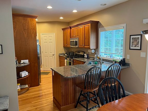 5th image of 61 Woodland Park Dr
