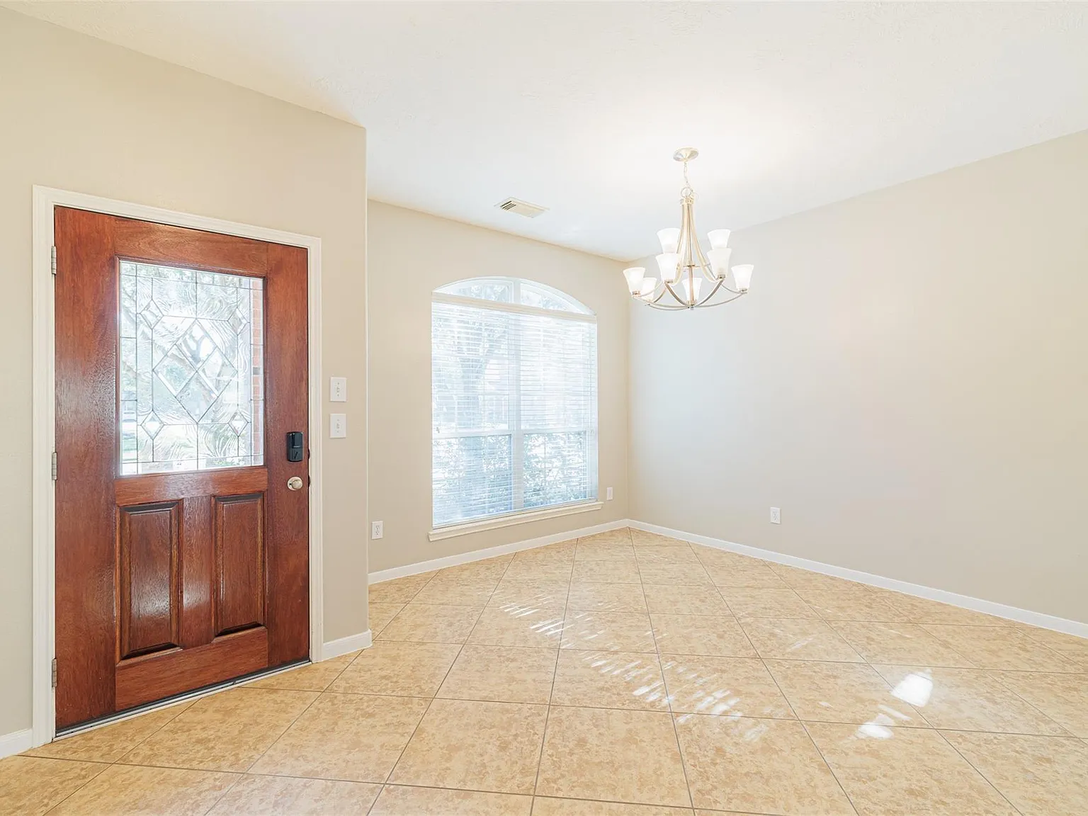 4 bed, 2.5 bath, 2550 sqft, $2,400 — Photo 2