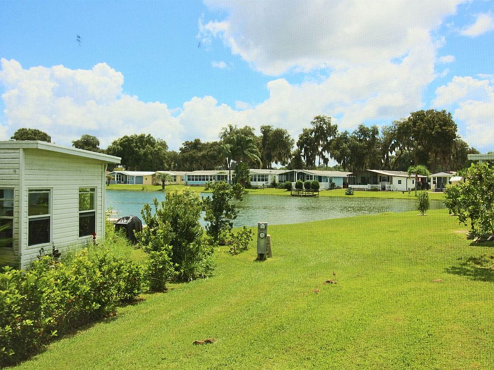 FL ROOM OVERLOOKS THE LAKE