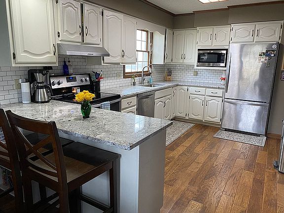 3rd image of 1009 Meadowlark Dr