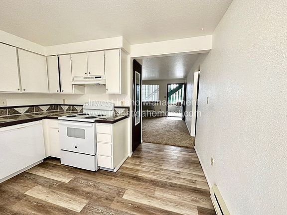 2nd image of 1097 W Melrose St APT 121