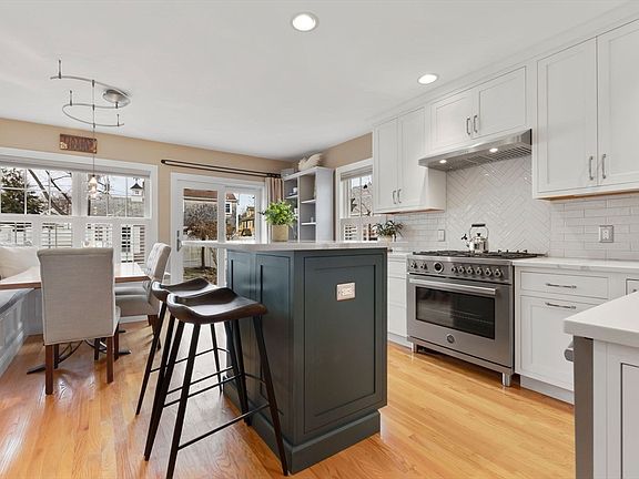 2nd image of 32 Bromfield St #B